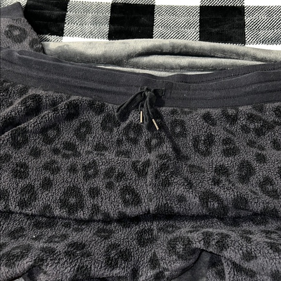 Old Navy Leopard Print Fleece Pants - Picture 4 of 4